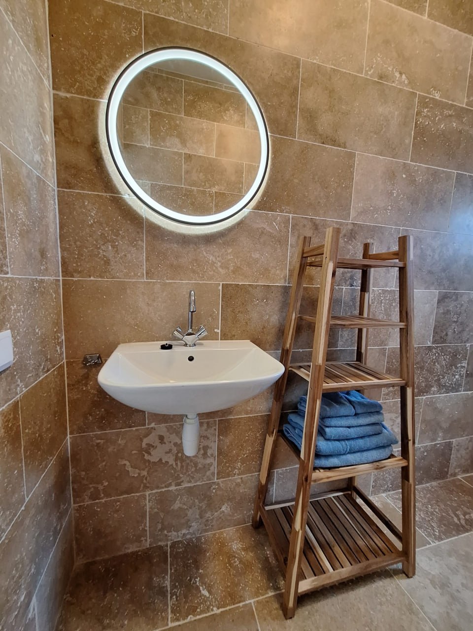 Bathroom mirror detail